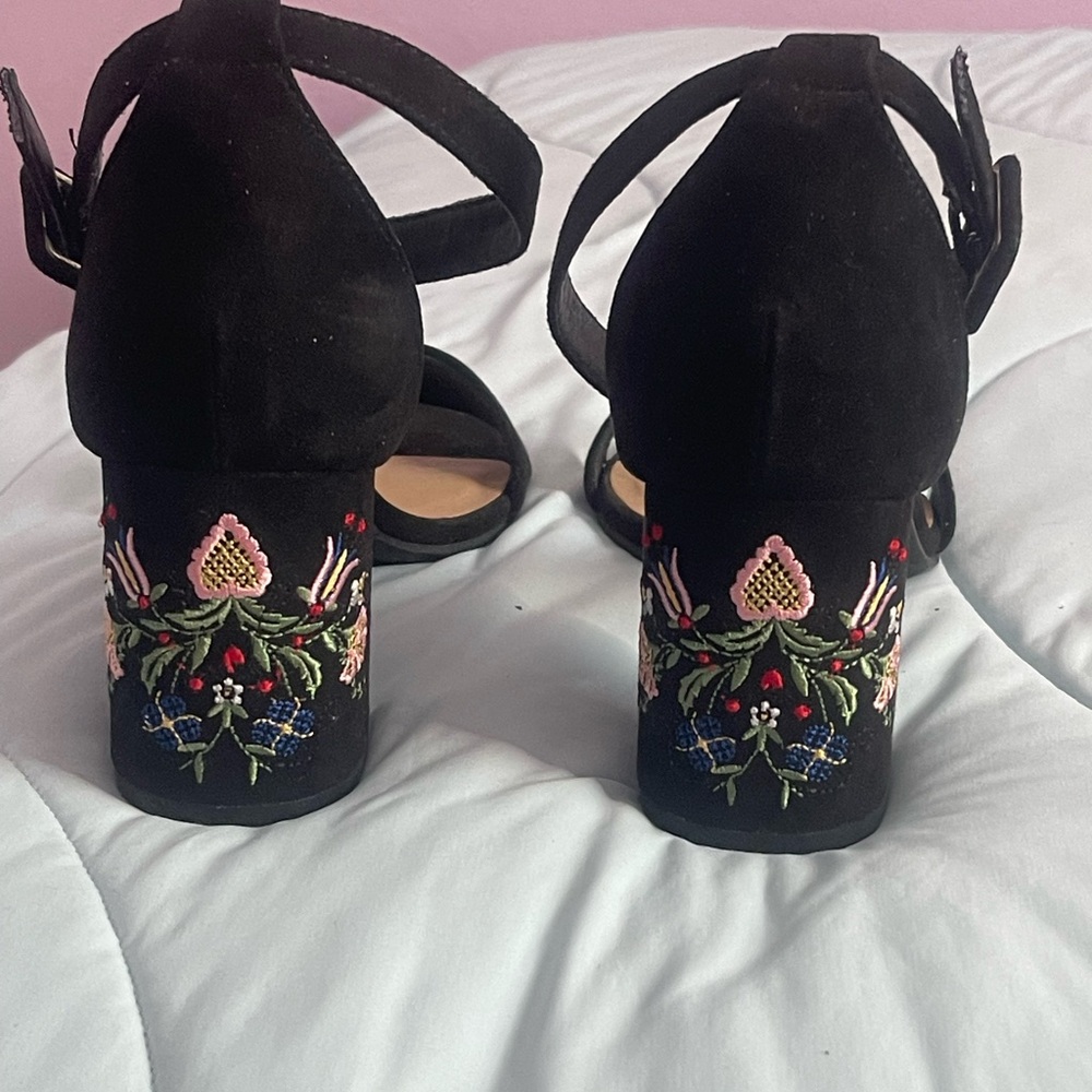 By Claunday Black color Ankle Strap
Block Short Heel Sandals Size 7 1/2 (7.5) - Picture 2 of 5